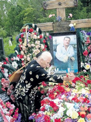 Зоя Петровна, мама Михаила, на могиле сына (2003 г.)